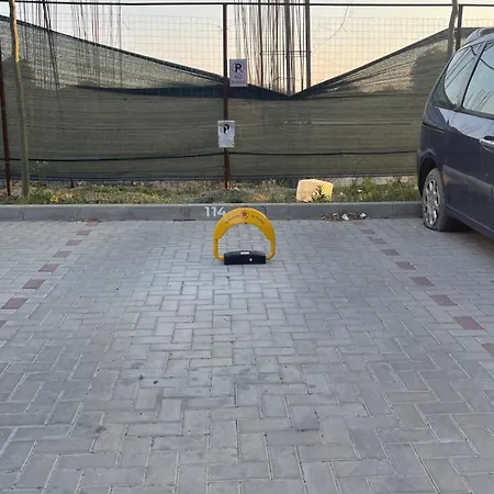 Tan Gold شقة كونستانتا